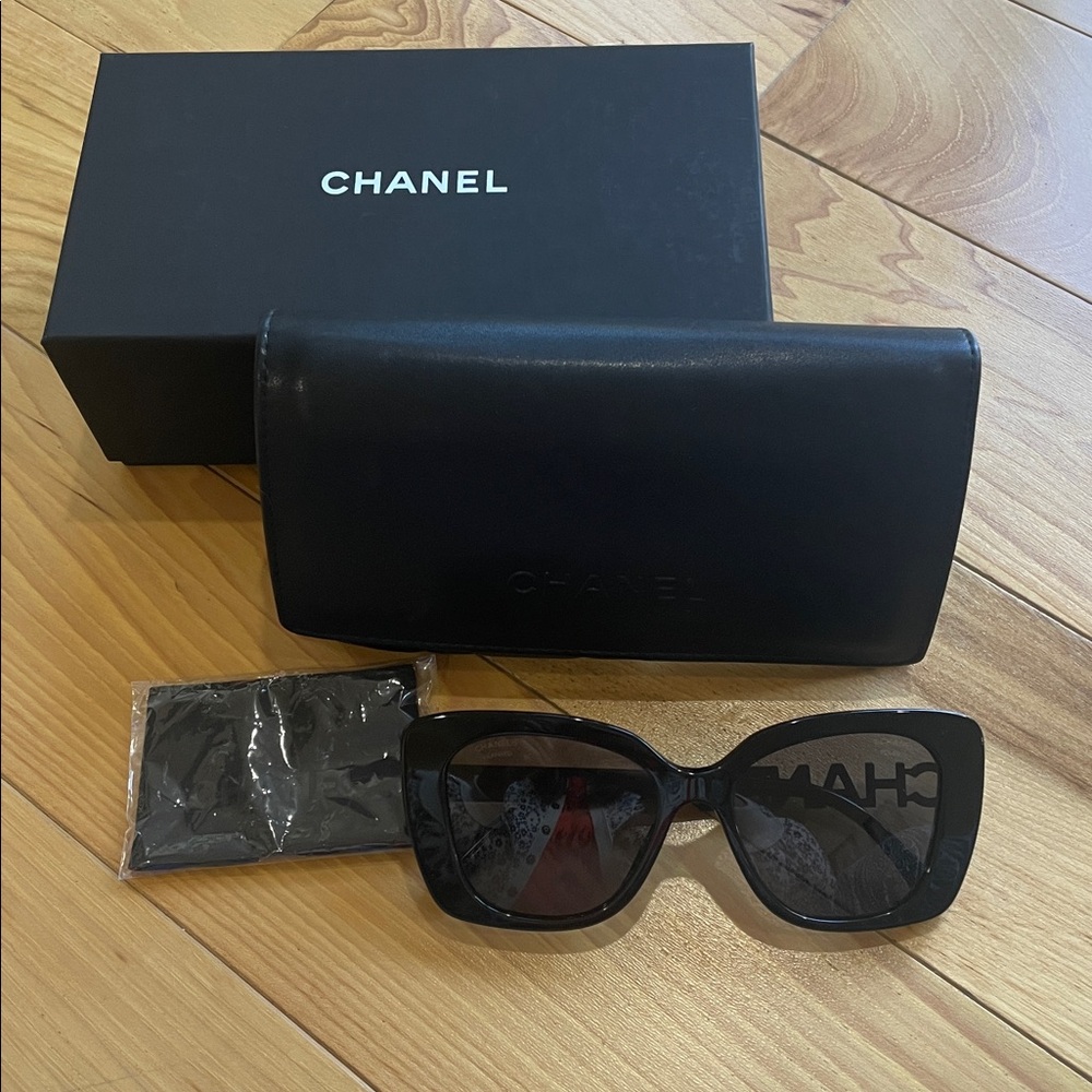 Chanel CH 5422 B C501T8 Black Dark Grey Polarized Lens Sunglasses New Authentic - Picture 3 of 6